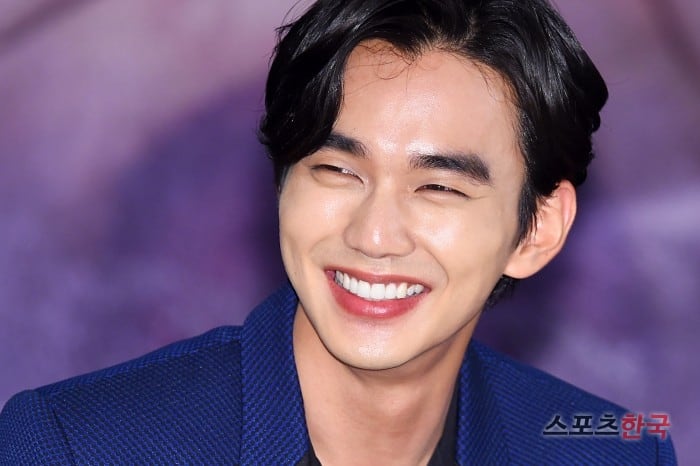 Yoo Seung Ho Officially Signs with YG Entertainment (credit: 스포츠한국)
